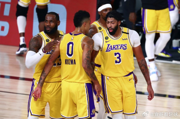 NBA湖人安东尼·戴维斯詹姆斯篮球AD背刺网友怒喷湖人不给浓眉老詹找中锋 库兹马