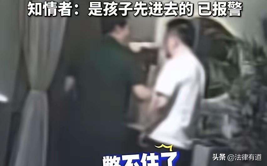 醉酒硬闯男童厕所，一言不合动手打孩子。浙江一家烧烤店内，一名醉酒男子提出要跟一名