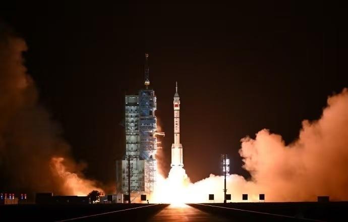 神23发射成功 24日23时08分的酒泉夜空被火箭尾焰划亮，神二十三载着3名航天