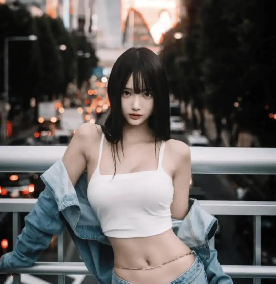 林俊杰被传和广东网红七七谈恋爱，还带她见了爸妈。
消息一出，热搜直接爆了。
照片