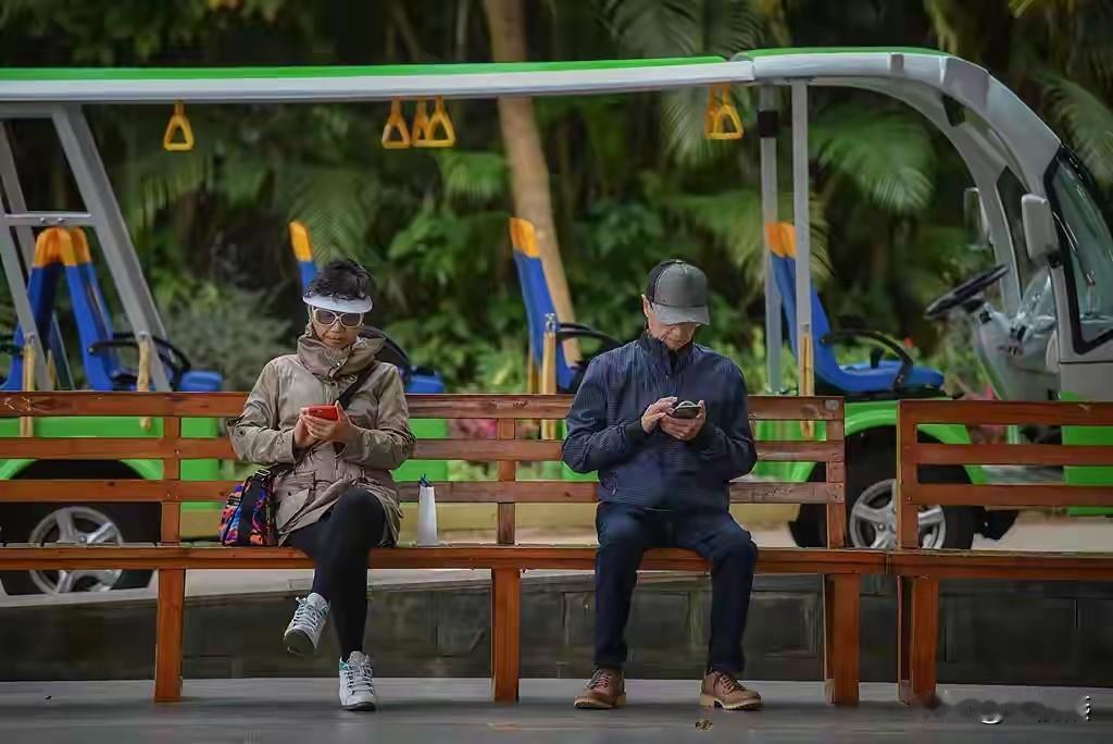 现在不仅是年轻人在看短剧，我发现我爸妈也会没事时追短剧。

很多短剧从开拍就是面