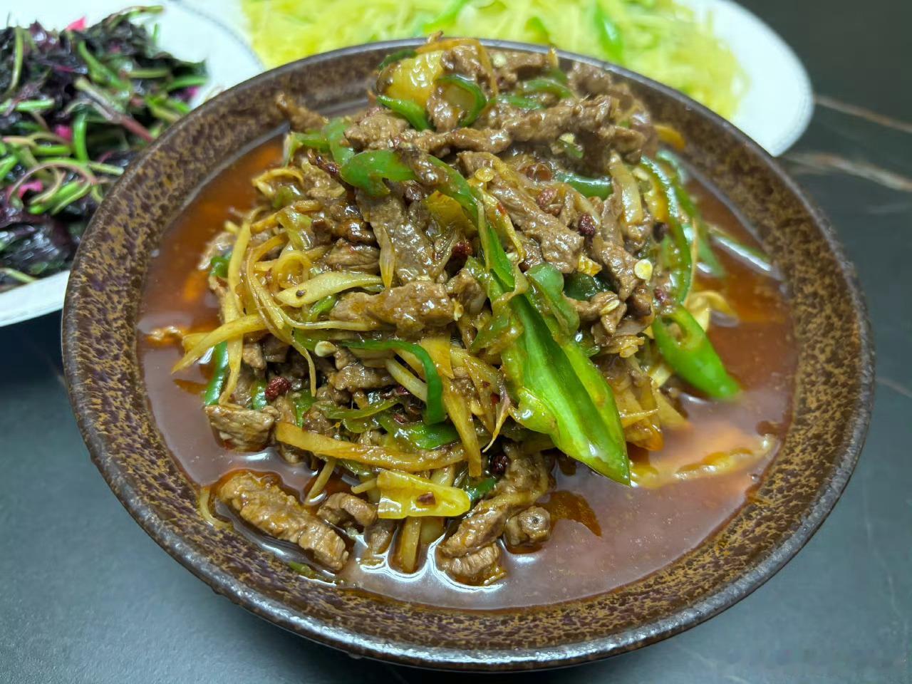 子姜牛肉丝、蒜粒炒红苋菜、青椒土豆丝、鸡汤。好几天没吃家常菜，很亲切。 