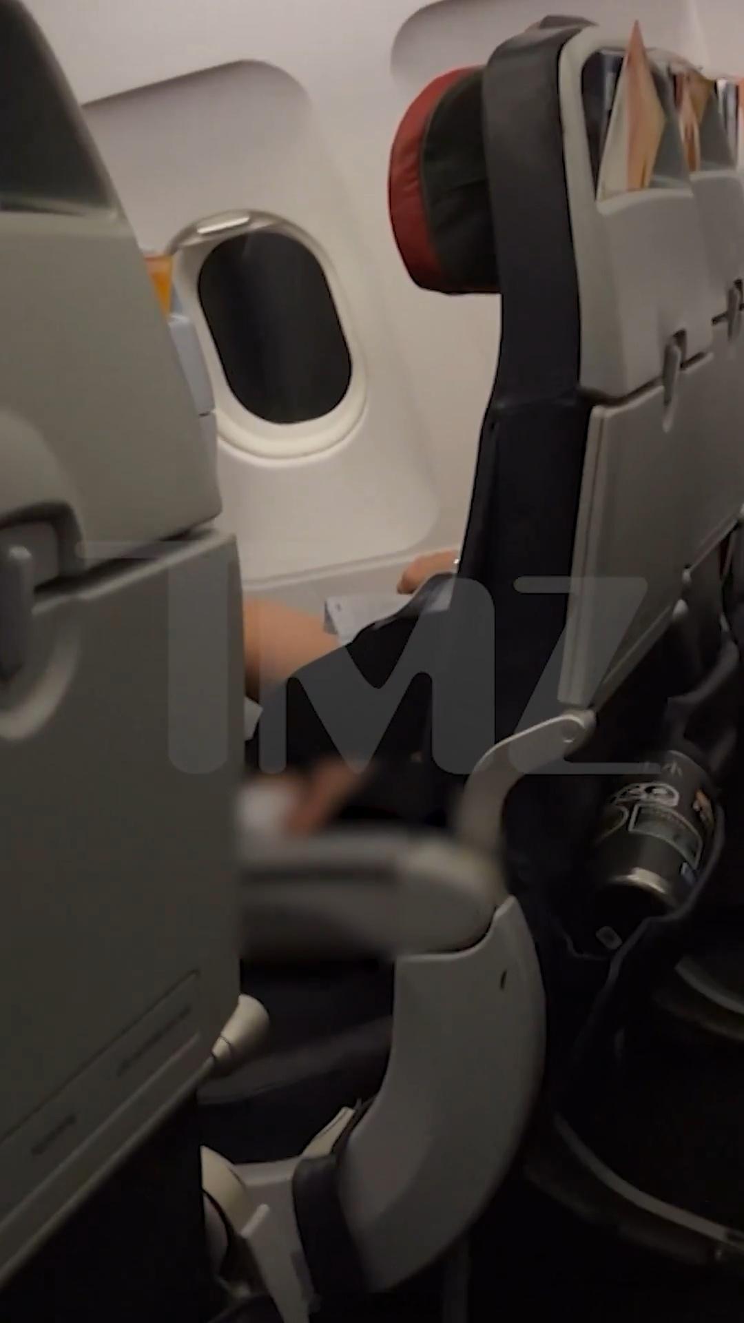 美国女子喝醉酒后在飞机上行为不检美国一名女子因涉嫌在航班上做出不当行为，目前正接