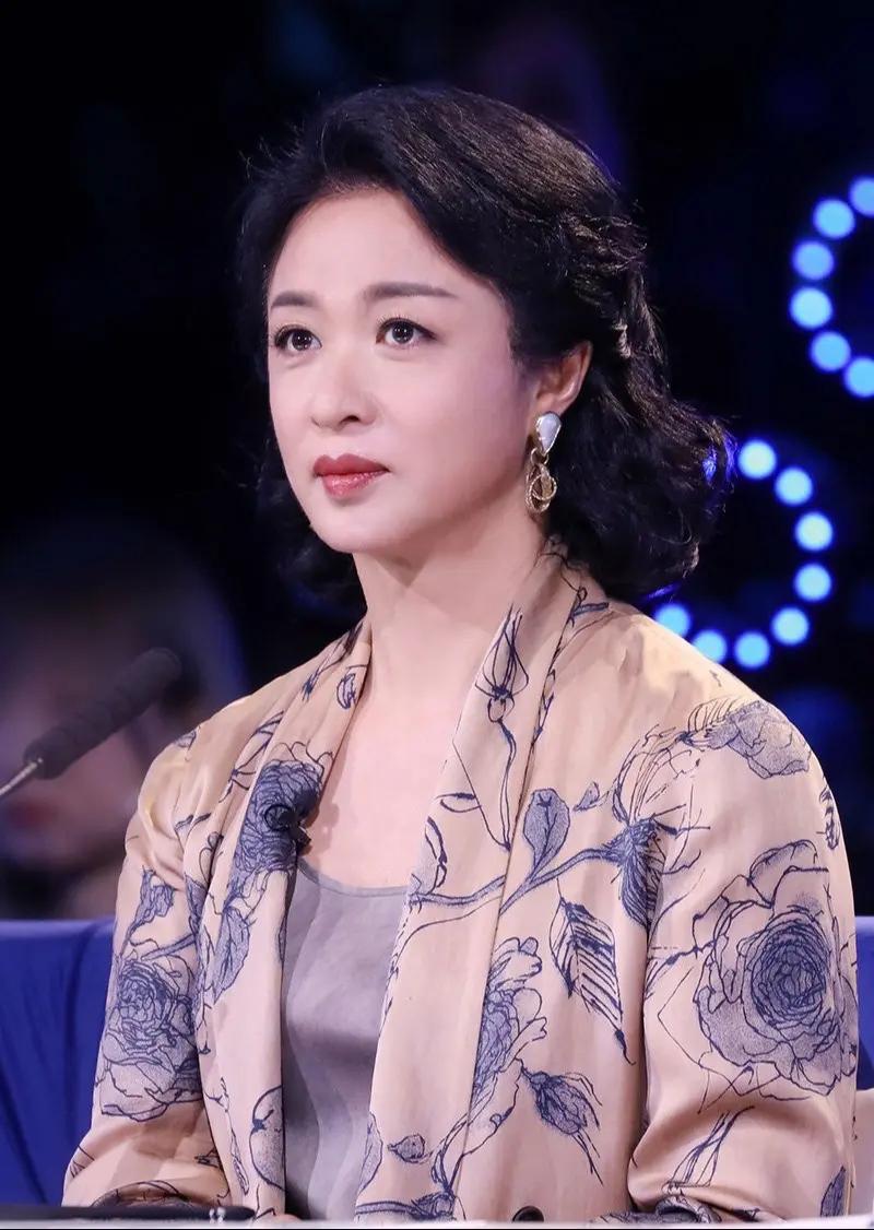 主持人，金星说，我和我先生第一次见面，在布鲁塞尔，他非要见我，我就穿了一件大衣，