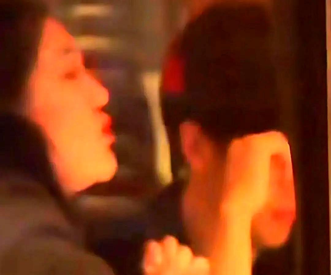 一个人拎箱子排队买咖啡，全网都在猜：王安宇是不是被公司扔了？
 
路透里他独自开