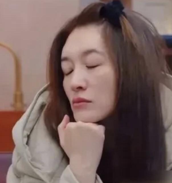 有网友扒出了李小冉的老公是《一路繁花》的监制。

如果这是事实的话，我就有点理解