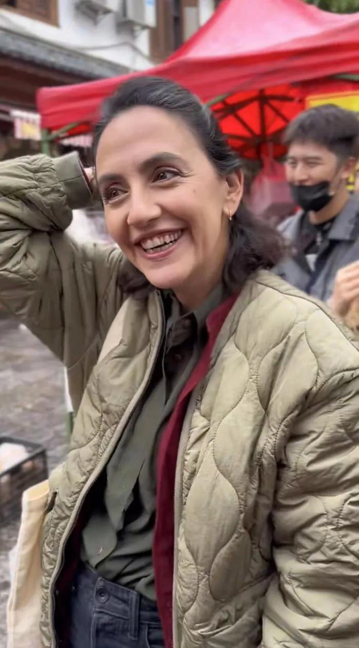 刘烨老婆安娜这衰老的速度也太快了吧？才43岁就已经满头白发和满脸皱纹了！安娜这容