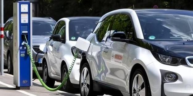 为什么我们一定要发展新能源汽车？因为可以打垮日本的最后一根骨头。

比亚迪从电池