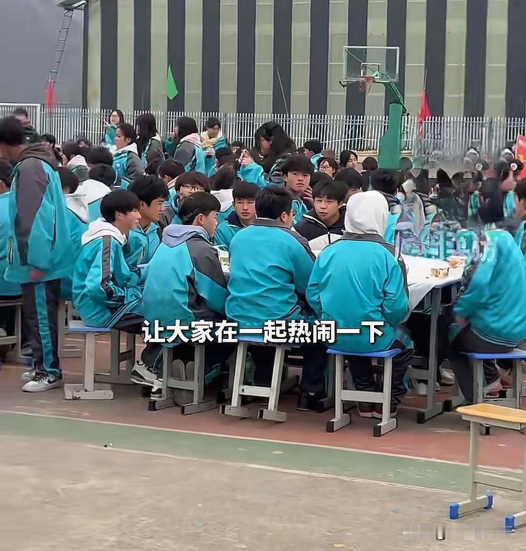 “他们必须幸福！”
真的羡慕了，又是别人家的学校。近日，贵州六盘水，兴华中学办了