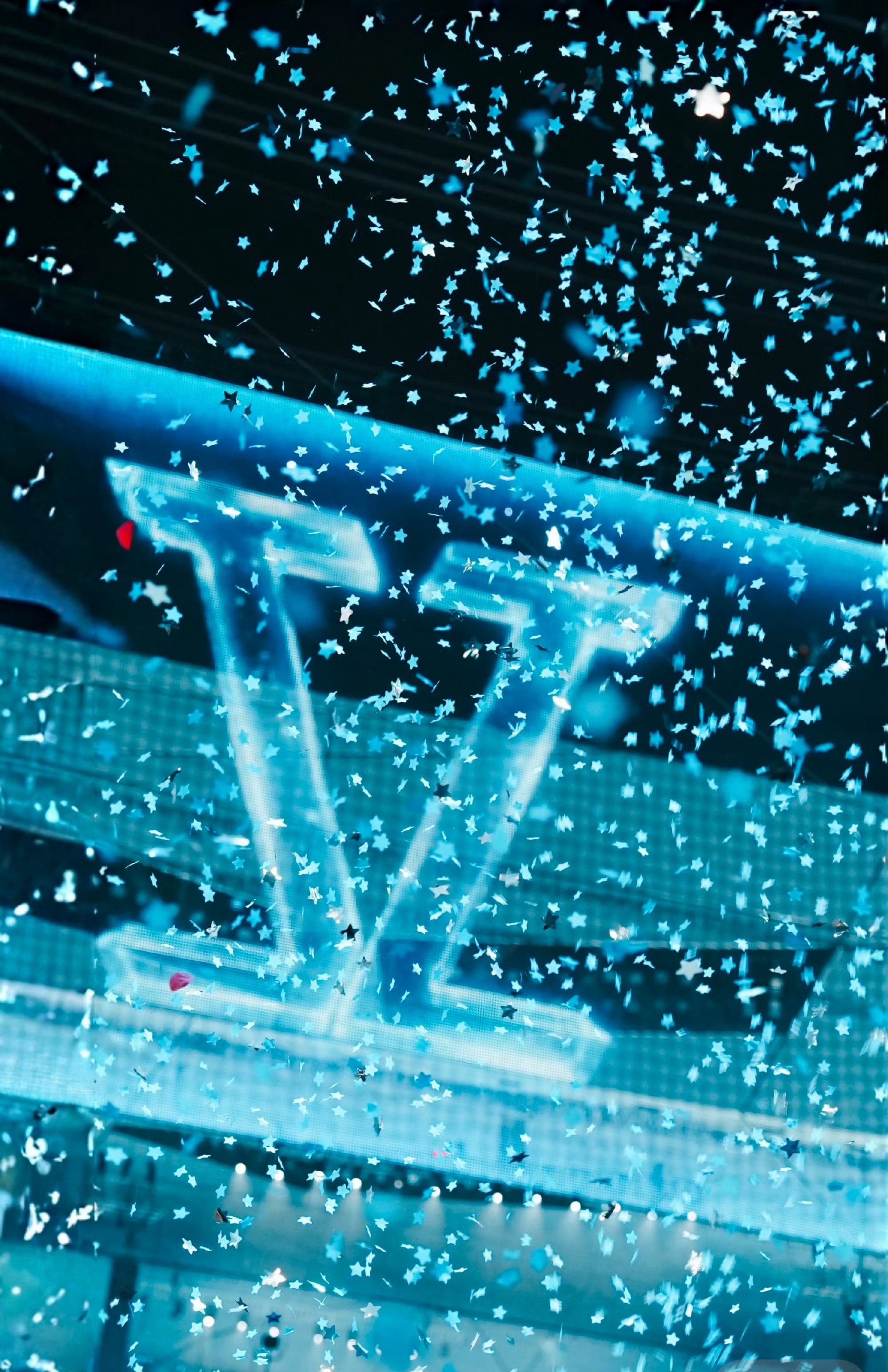 张杰分享网友鸟巢演唱会观后感张杰：“突然想分享一则刚看到的鸟巢演唱会评论，也祝大