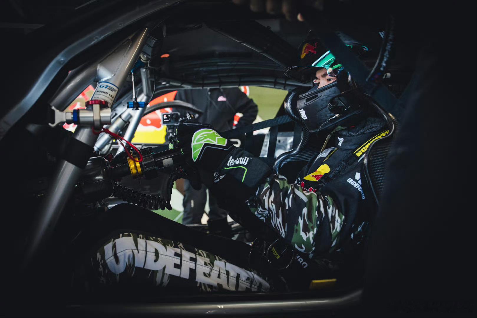 赛道平安、风驰电掣、飞驰人生，一个王一博，三种人生不设限。王一博赛前练习记录王一