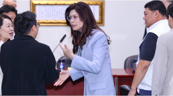 别看就8个人登机，这一架飞机抵得上十个航母战斗群！你真以为这就是一次普通参访、走