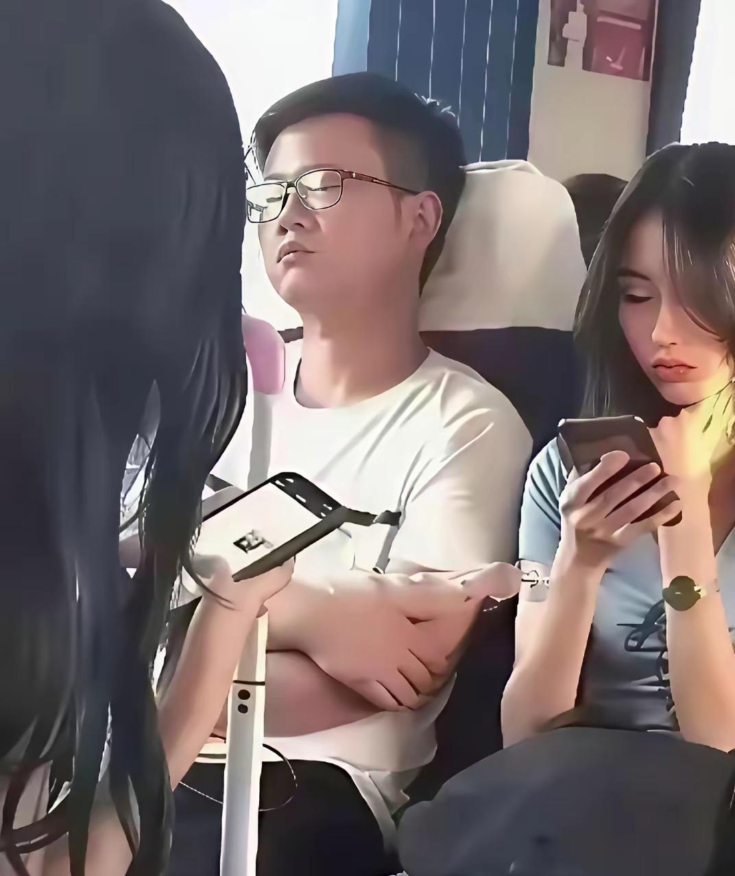 这小伙心如止水，还能睡着。[赞][赞]
