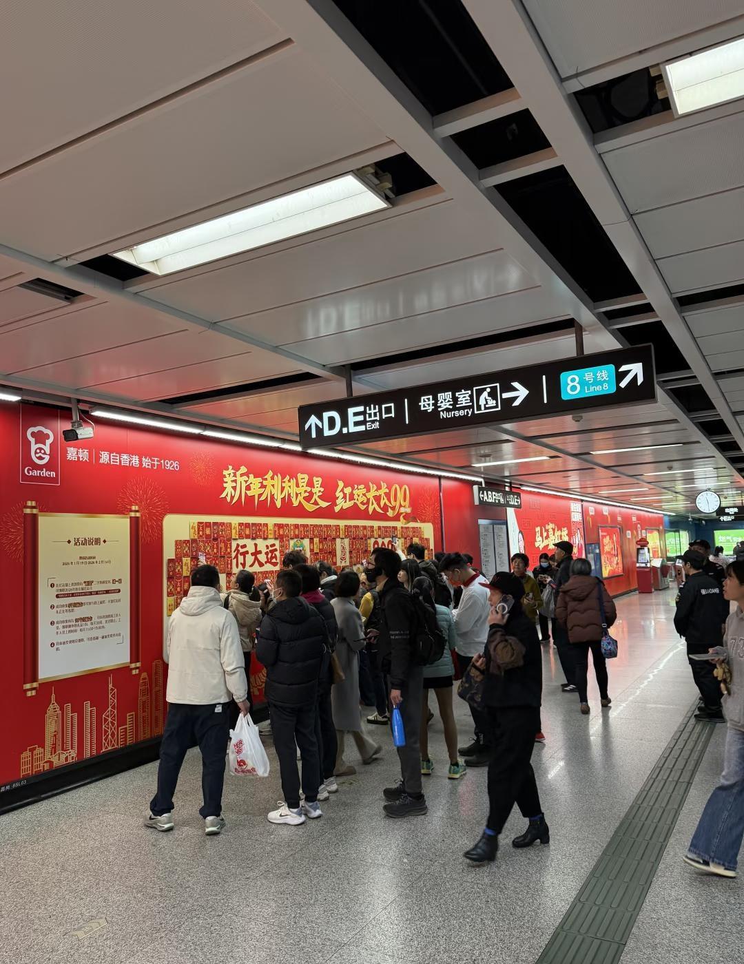 广州地铁这是在干嘛？？？？！
昌岗换线一堆人围着 赶住返工没细看 所以是在干嘛