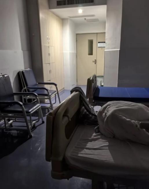摊上了！天津河东，一男子被诊断为脑梗，住院第3天，男子走出病房，在医院大门逗留2