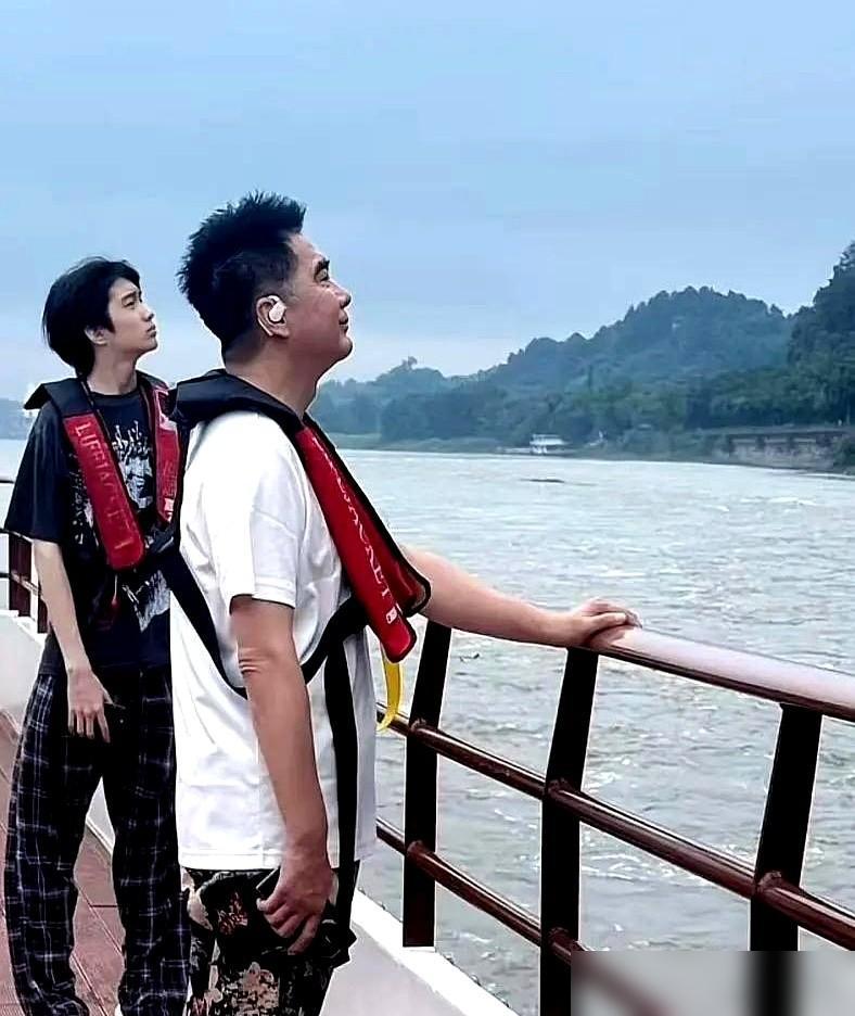 许亚军儿子救不了内娱，因为许亚军本人就是内娱最大的“公害”。
​
他15岁那年，