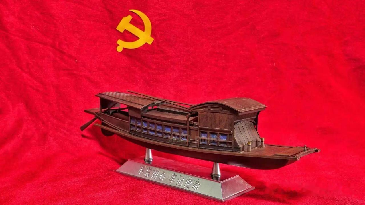 鹧鸪天 · 七一颂

旌旗迎风破晓天，
百年砥砺续新篇。
曾驱暗夜燃星火，
今驭
