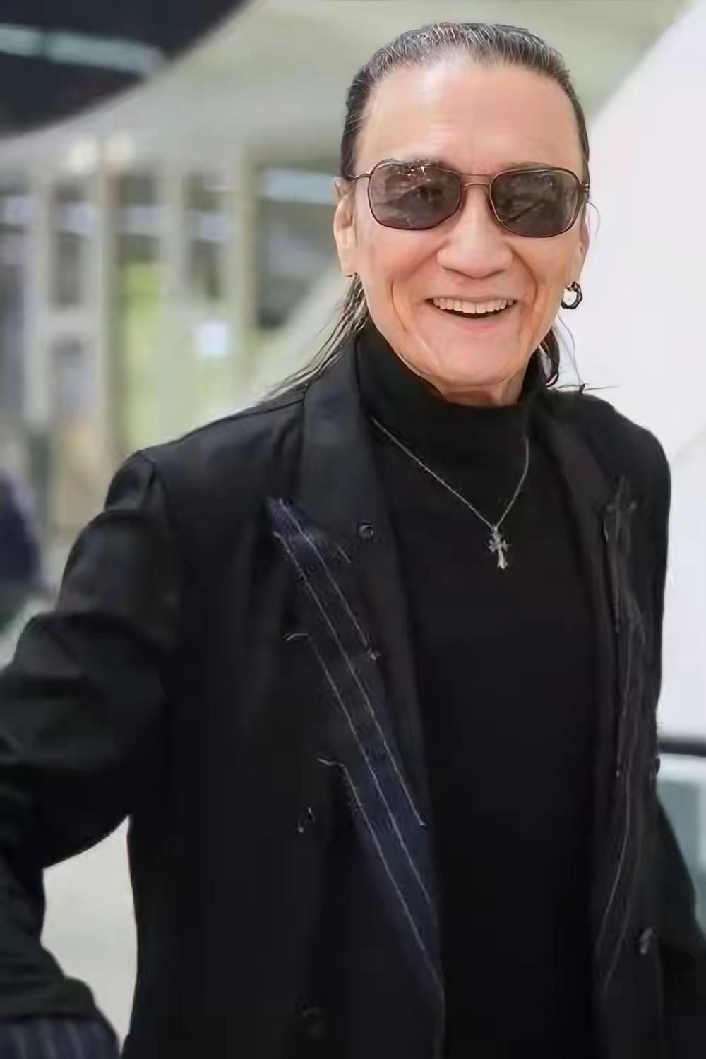 同样是男人，差距咋就这么大呢，在我看来，一个是绅士，一个是无奈，虽然同样有众多女