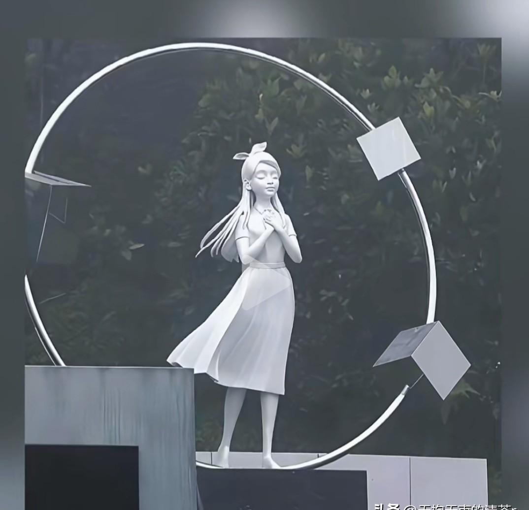 他拎着泡菜和蜂蜜三明治，又去了金宝山。
iPad里，还是她的笑。
一年了。365