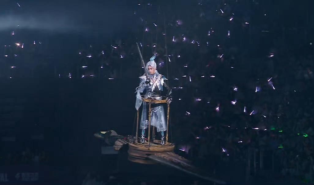 吴磊刺激之夜剑来联动舞台少年剑修既视感扑面而来，吴磊伏羲圣卦造型登场，剑法流畅利