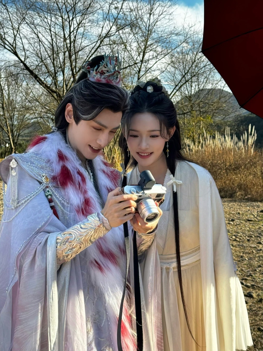 俪谁cp追着喂饭了罗云熙林允晒剪刀手合照 甜度预警！罗云熙林允晒剪刀手合照软萌又