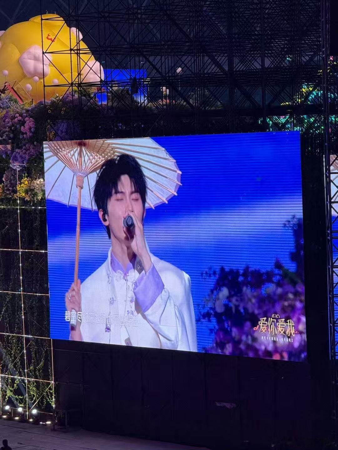 这一首《苏州河》真是治愈到爆，马嘉祺的声音像是把所有温柔都凝聚在了歌里，轻轻听就