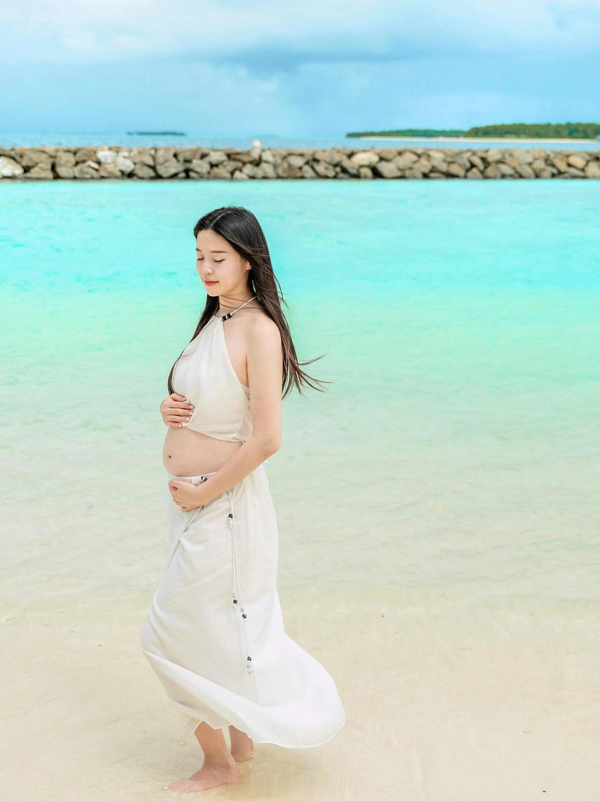 莎莎太子爷郭浩泉再添男丁富贵老婆三年抱两，产后精致妆扮晒全家福有「最美公益金主席