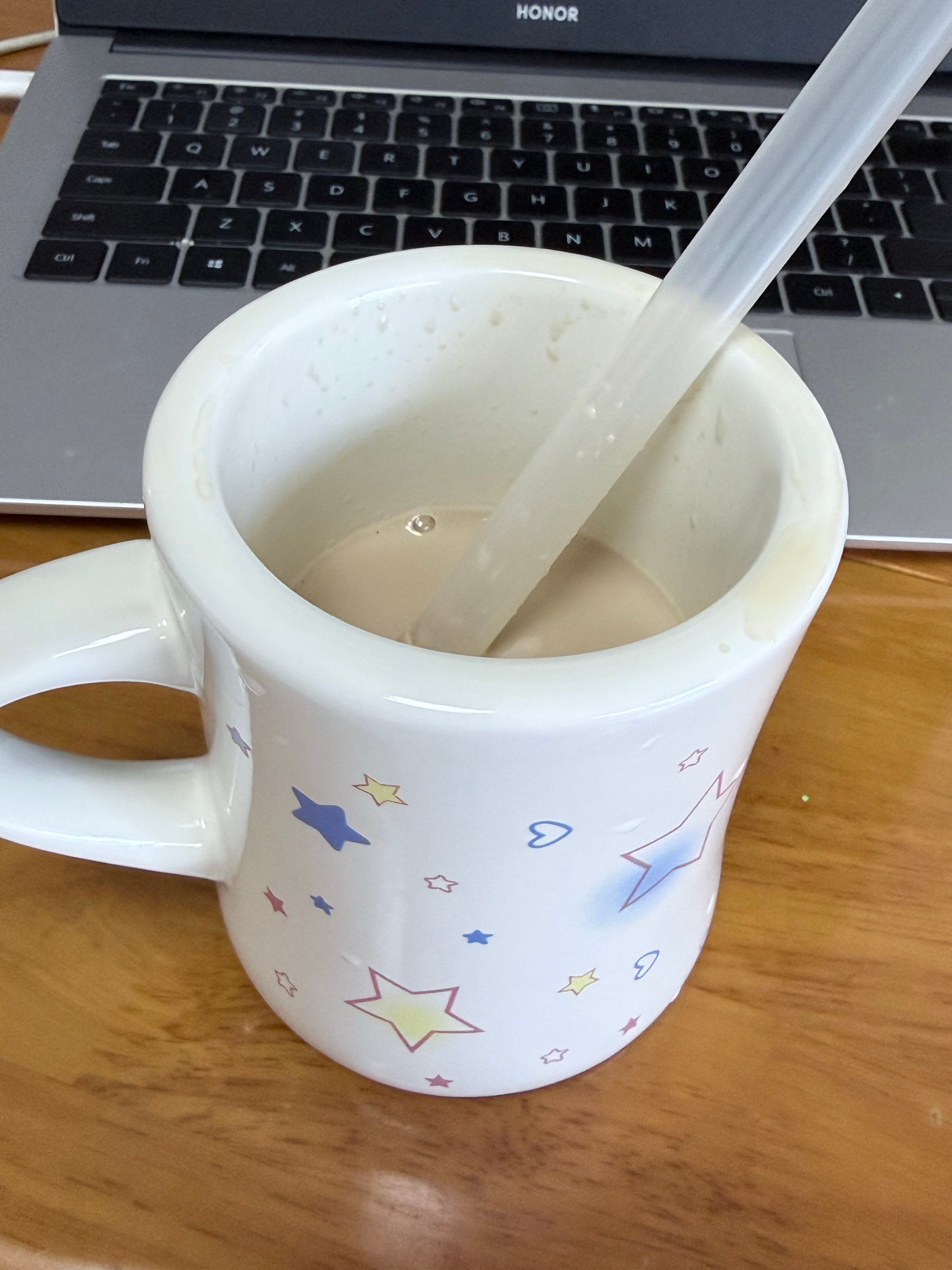 感觉这个杯子当花瓶可能不错。 