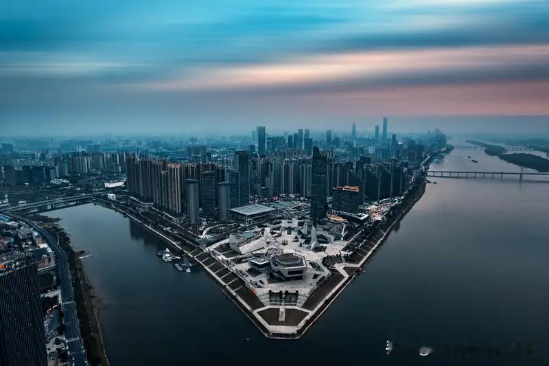 长沙楼市近18个月二手房走势：核心板块两轮下跌，供需+学区双重承压

一、分阶段
