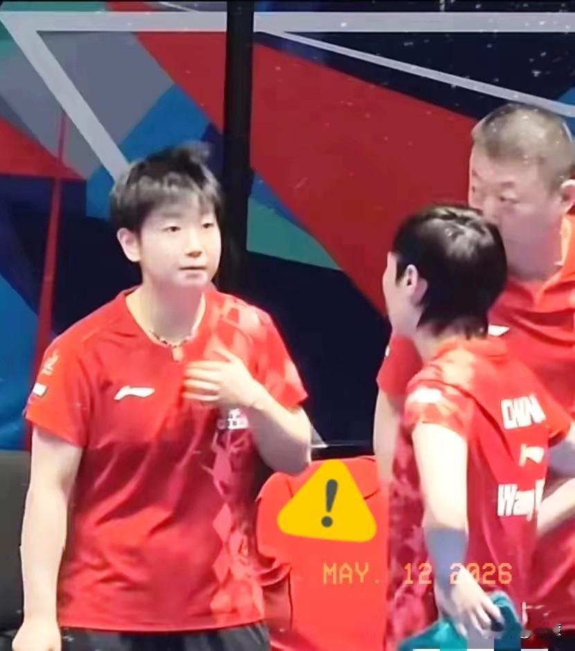 王曼昱在决胜盘里，
手心全是汗。孙颖莎走过来，没说一句安慰的话，反而劈头盖脸吼了