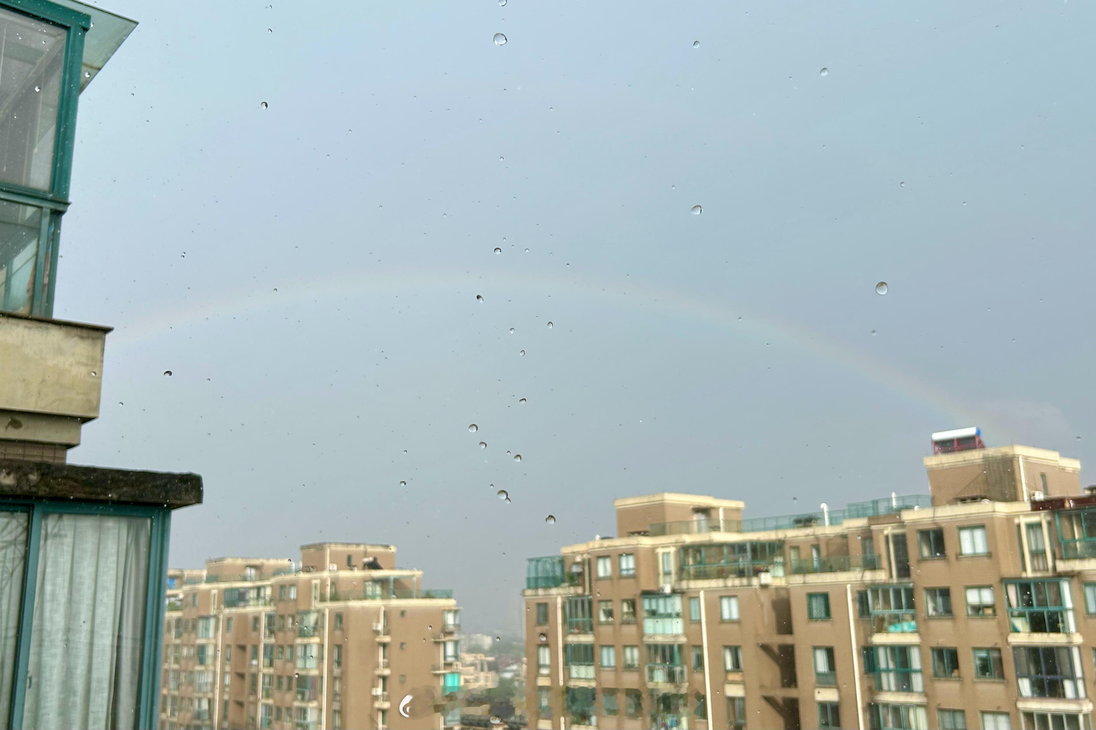 记一场太阳雨下的彩虹！还拍到了雨滴的形状(☔️´･ω･)夏天的蓝天白云很美☁️ 
