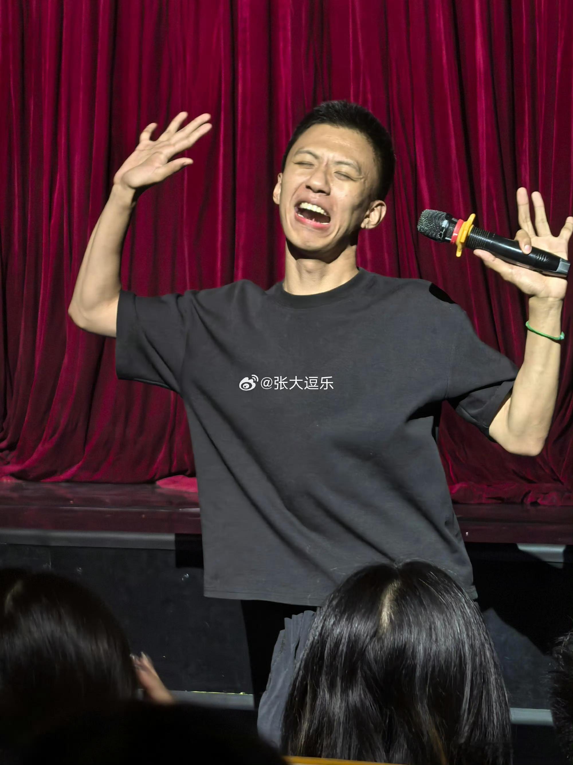 观众硬送香蕉给付航整不会了因被调侃像猴子，付航演出常被观众硬塞香蕉，即便直言不爱