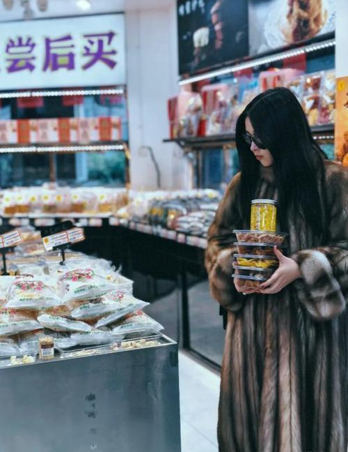 朱珠眼里的天津年味

朱珠漫步天津街头，不禁感叹：“天津年味儿太浓了！”街头巷尾