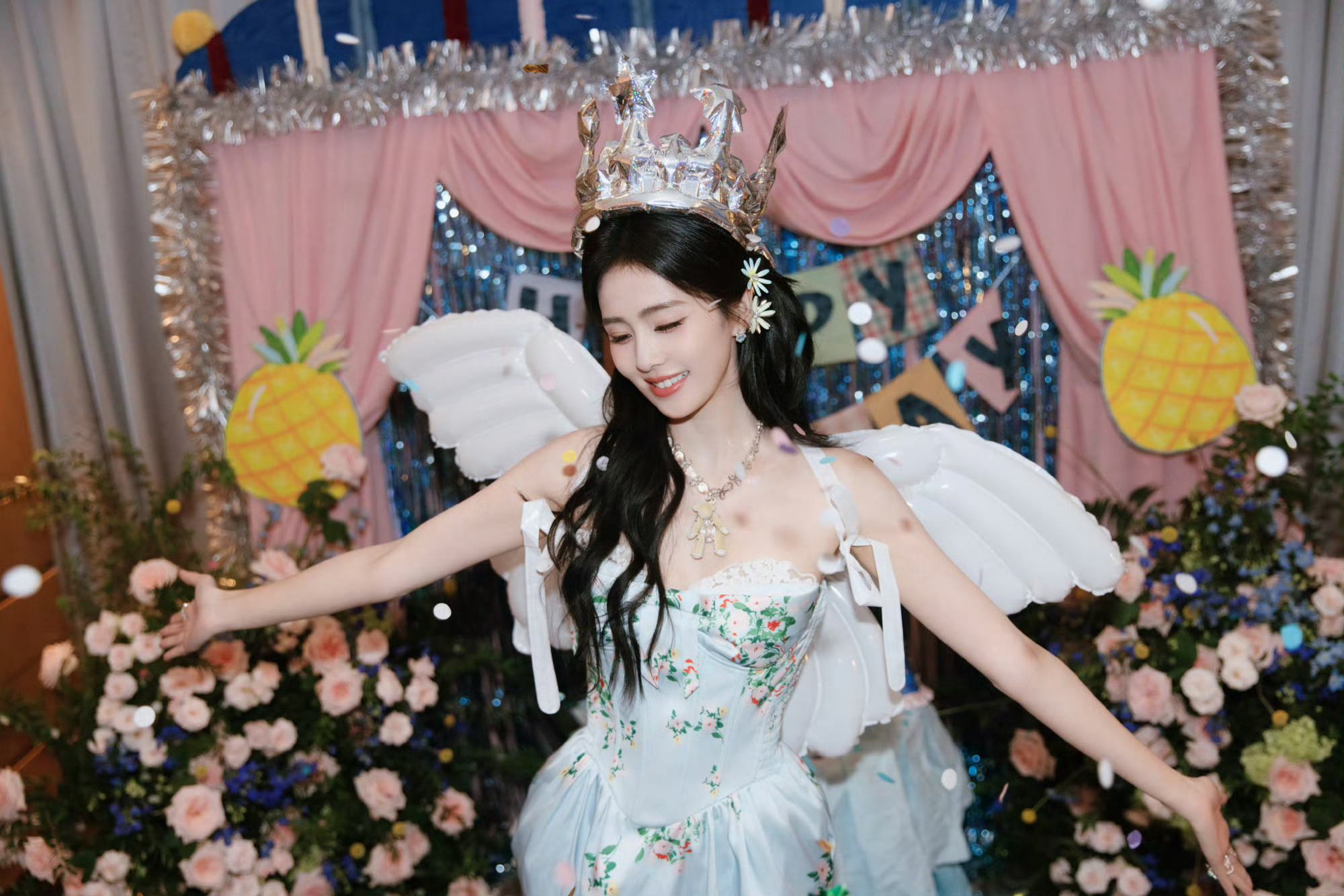 白鹿生日直播摸错头了  可爱的寿星生日快乐 ​​​