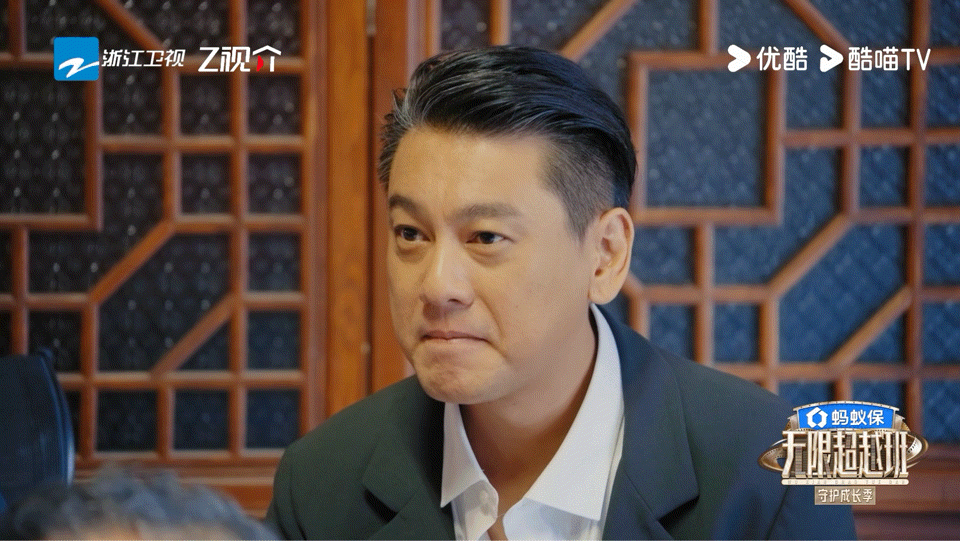 朱孝天跟年轻人抢角色朱孝天装淡定选角现场全是朝气蓬勃的年轻演员，朱孝天身处其中同