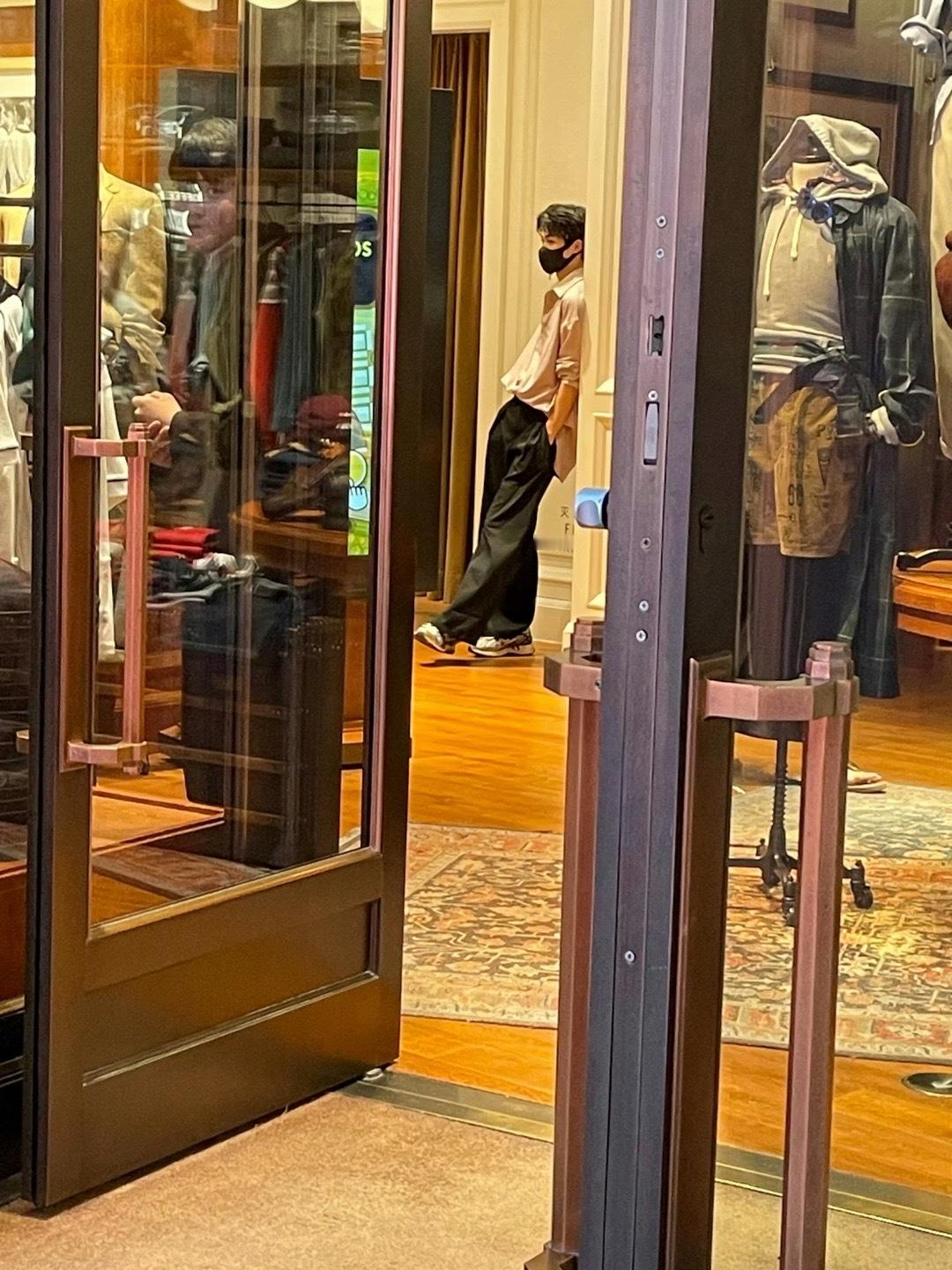 路人三里屯偶遇梓渝梓渝穿的是剧里吴所畏那套衣服啊[泪][泪]梓渝旁边的女生是他经
