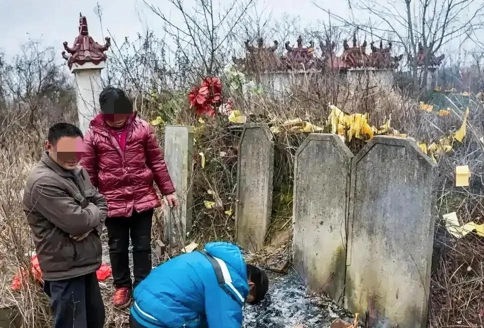 “祖宗显灵？”湖南，一男子花16500元，为父母立了块墓碑，岂料，2年后的清明节