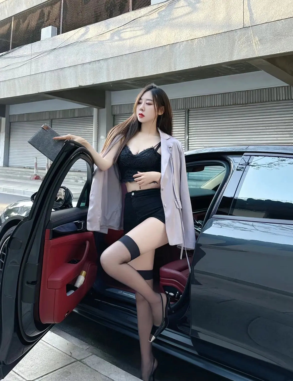 坐上姐妹新提的车去兜风。