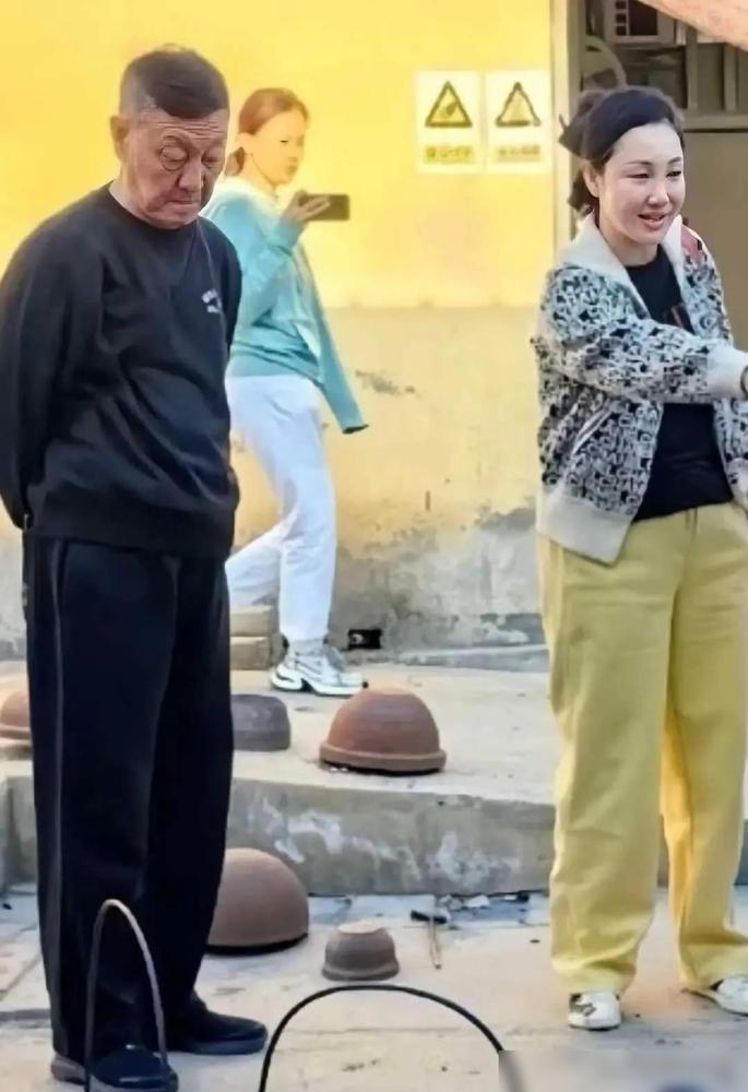 还在笑韩磊唱堂会丢人？我扒了下他2026年的报价单，手里的砖都烫得拿不住了。