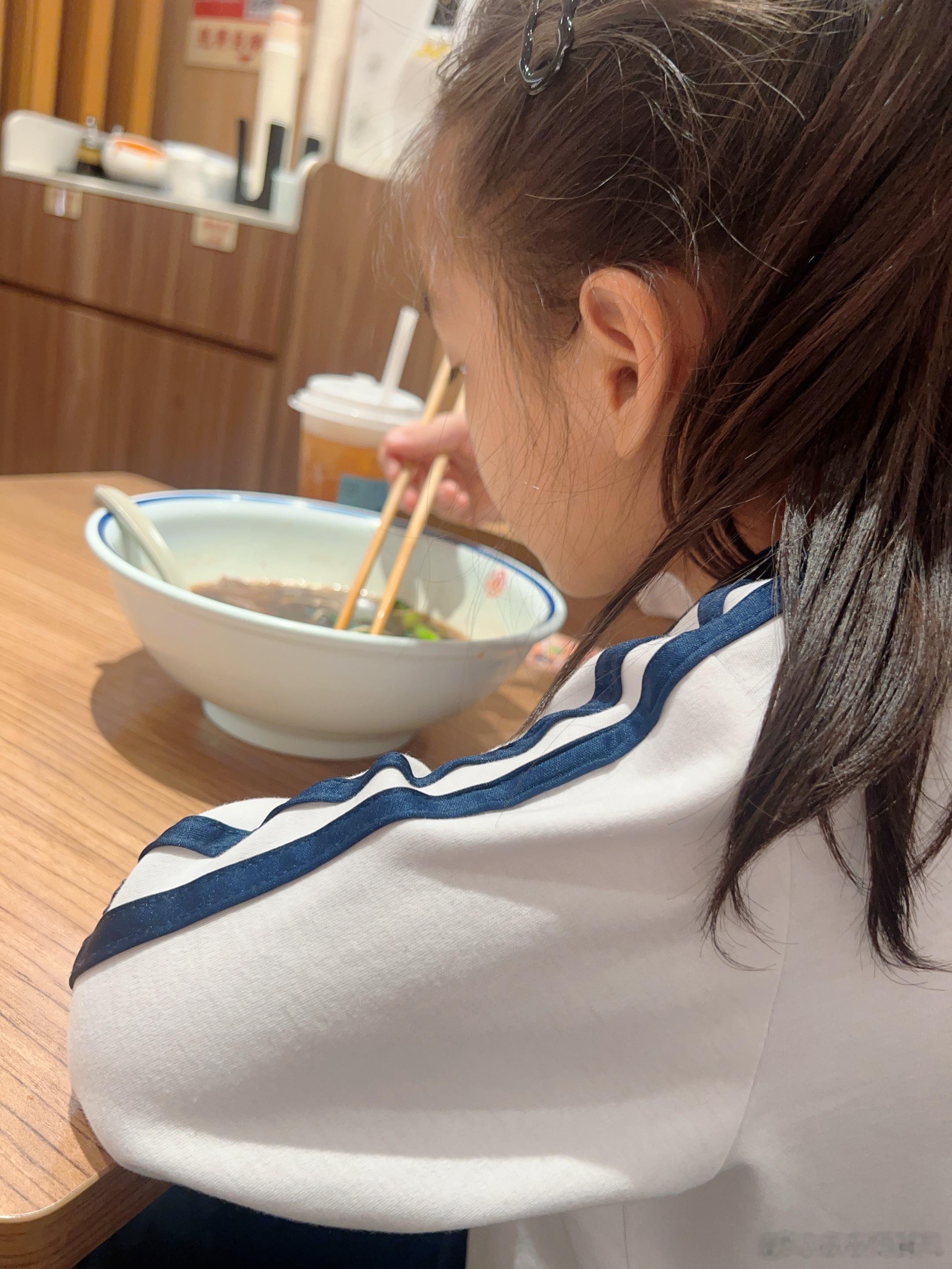 放学吃个清汤牛肉面，再准备上课～米米的成长记录