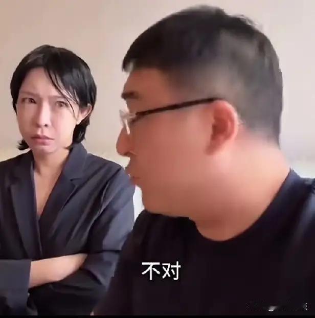 男子因为老婆长得太像高市早苗，这段时间愁死了。他一再嘱咐老婆，出去千万不要穿西服