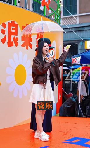 管乐、秦霄贤同台，一个话多没礼貌，一个一把年纪了还装可爱，没人搭理他们。
 
昨