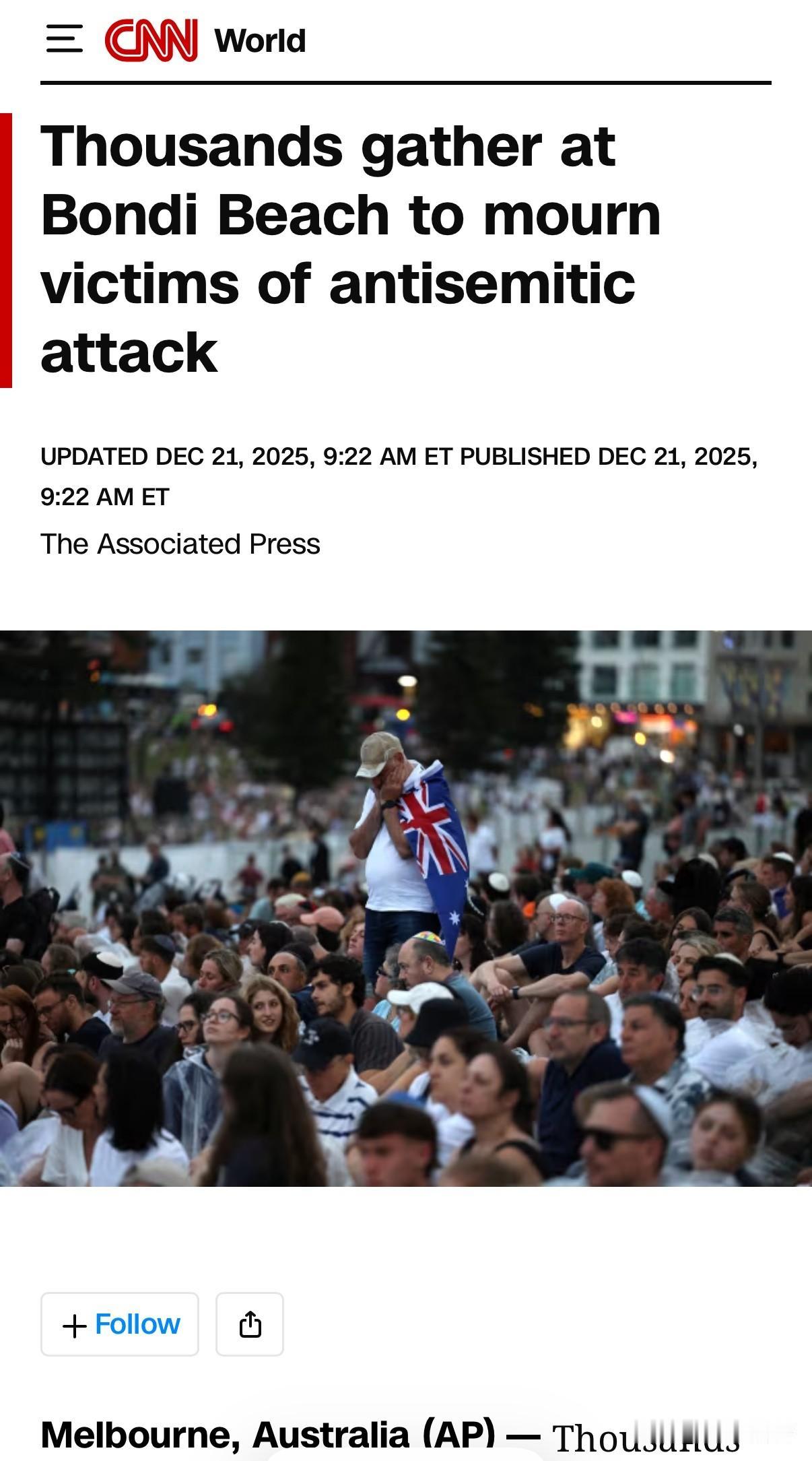 周日晚，数千人聚集在悉尼邦迪海滩纪念日前被杀的15名平民。澳大利亚总理、前任总理