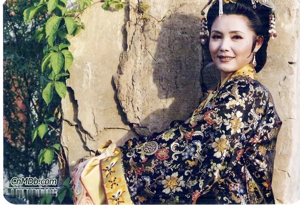 著名电影演员姜黎黎古装剧照[赞][赞][赞]
八十年代初，姜黎黎因主演电影《红牡