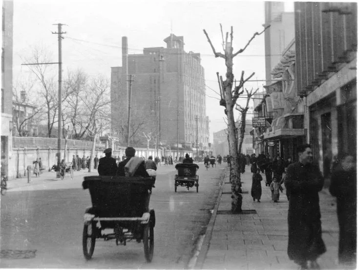 上世纪 40 年代，在静安寺路往东看