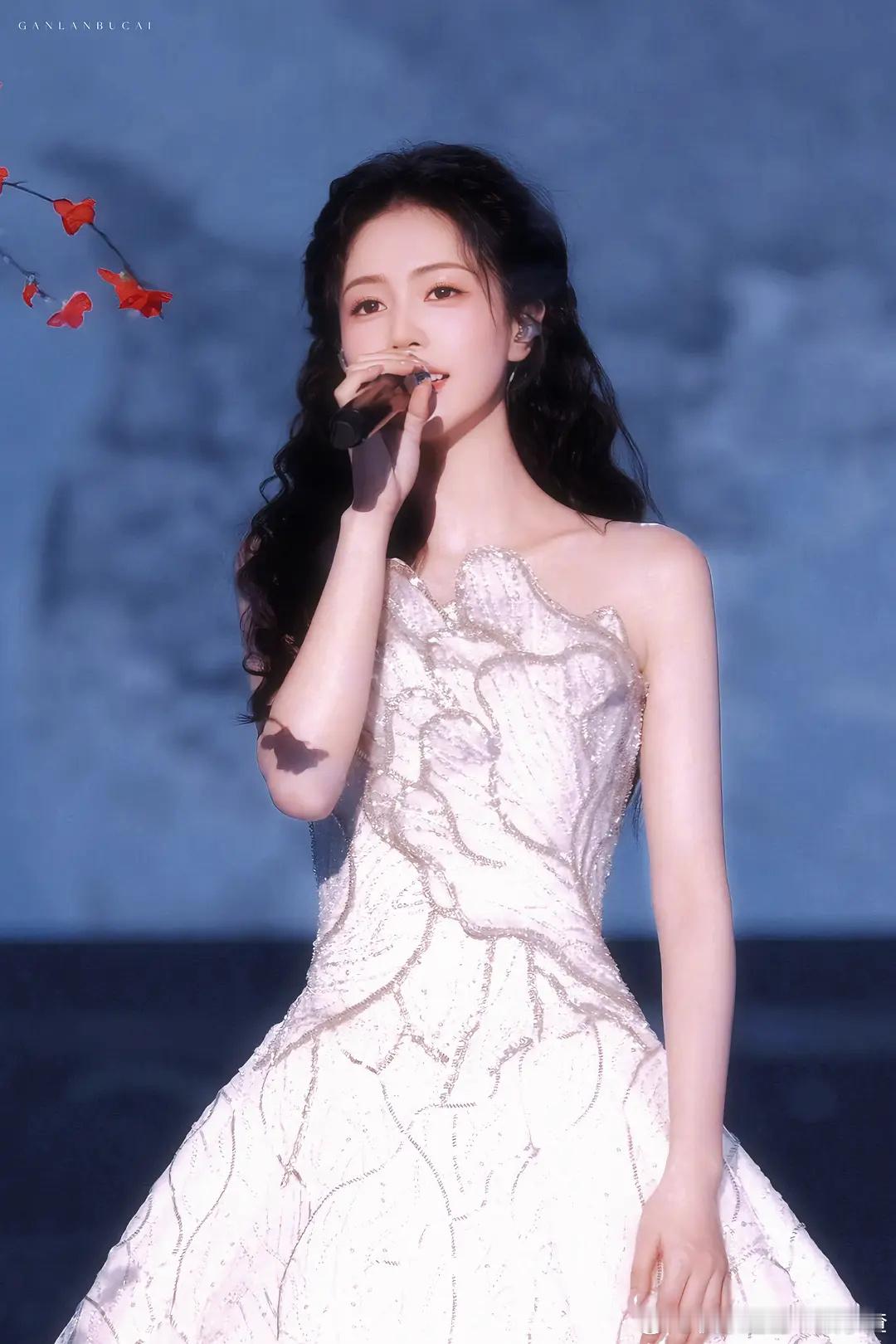 白鹿在网络视听盛典的《雪季》舞台造型公开 白色抹胸花朵裙好美 ​​​