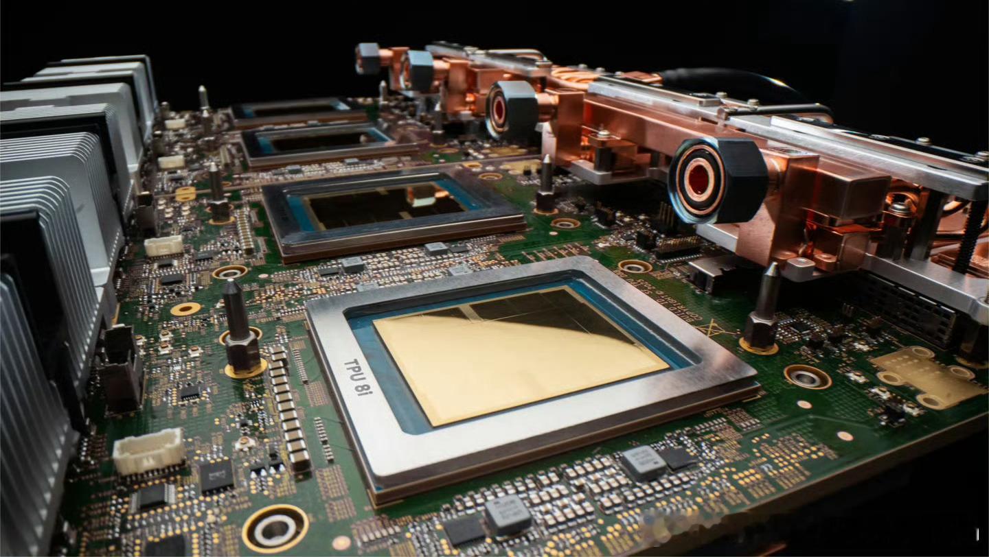 【谷歌确认将向部分客户交付TPU硬件设备】谷歌云新近推出两款第八代TPU新品，T