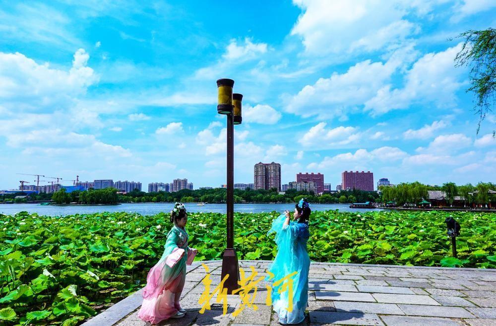 6月25日，泉城济南迎来“水晶天”晴好天气。在大明湖公园，蓝天白云倒映在清澈的湖