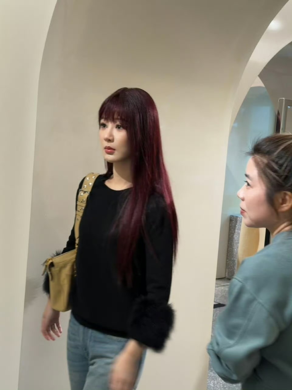 娱乐杨紫罗马时装周应援杨紫华伦天奴大秀粉丝应援 太期待紫妹了 