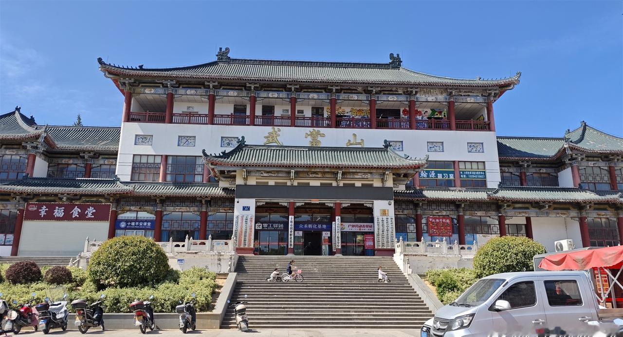 自驾武当山镇，找到一个免费的停车场。
每次自驾旅行，在景区附近想找到免费的停车场